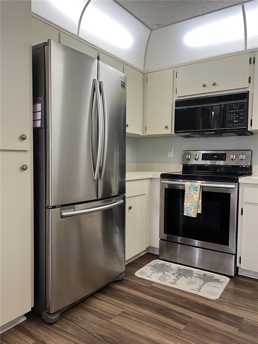 Listing photo id 17 for 7721 Hillside Court 203