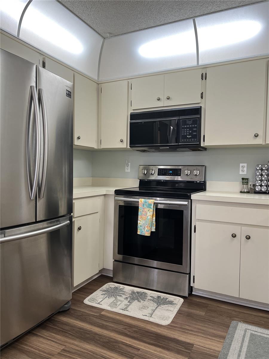 Listing photo id 19 for 7721 Hillside Court 203