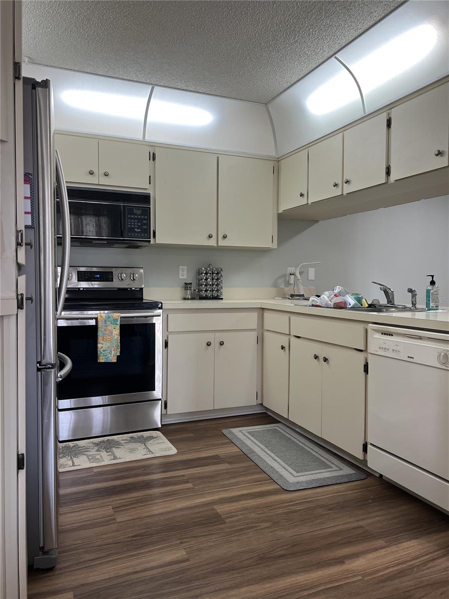 Listing photo id 20 for 7721 Hillside Court 203