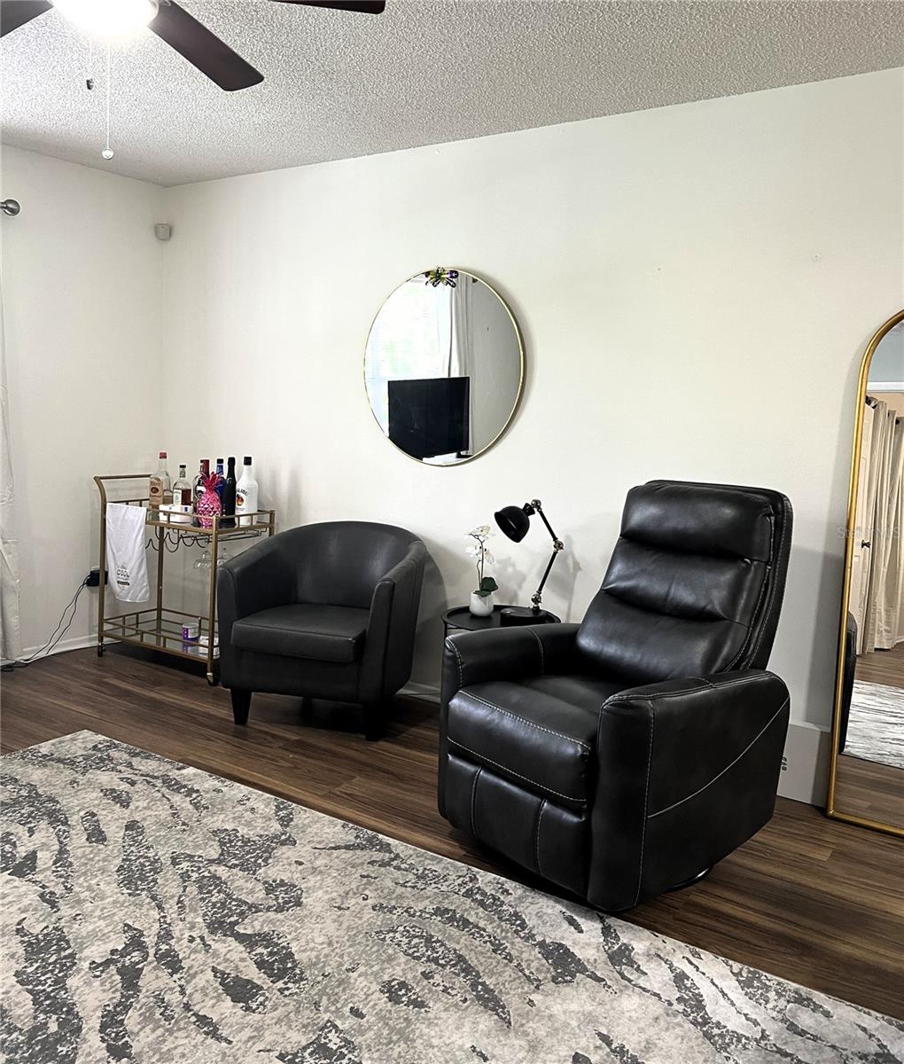 Listing photo id 4 for 7721 Hillside Court 203