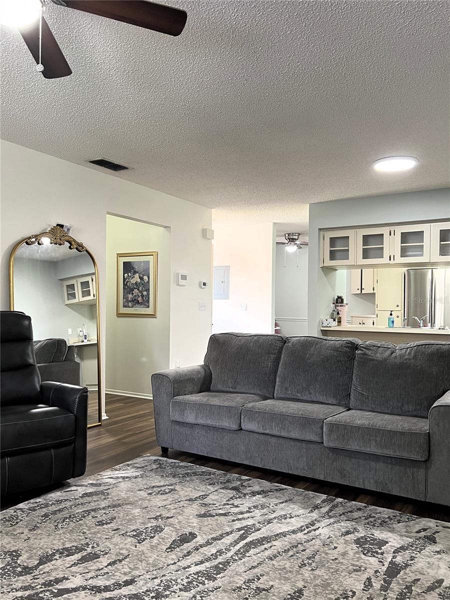 Listing photo id 6 for 7721 Hillside Court 203