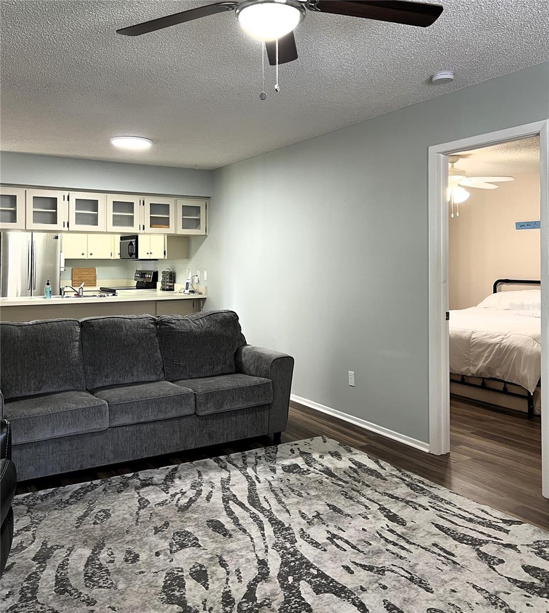 Listing photo id 7 for 7721 Hillside Court 203