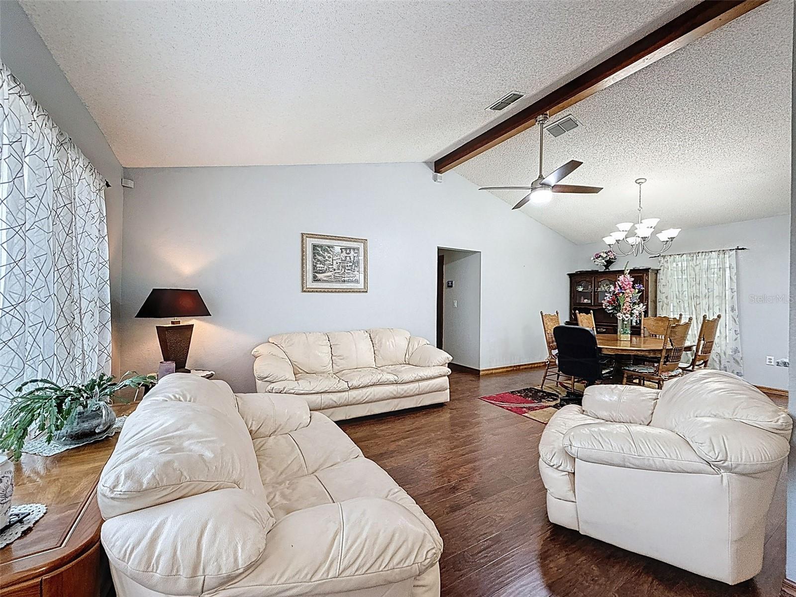 Listing photo id 8 for 2124 Little Peach Court