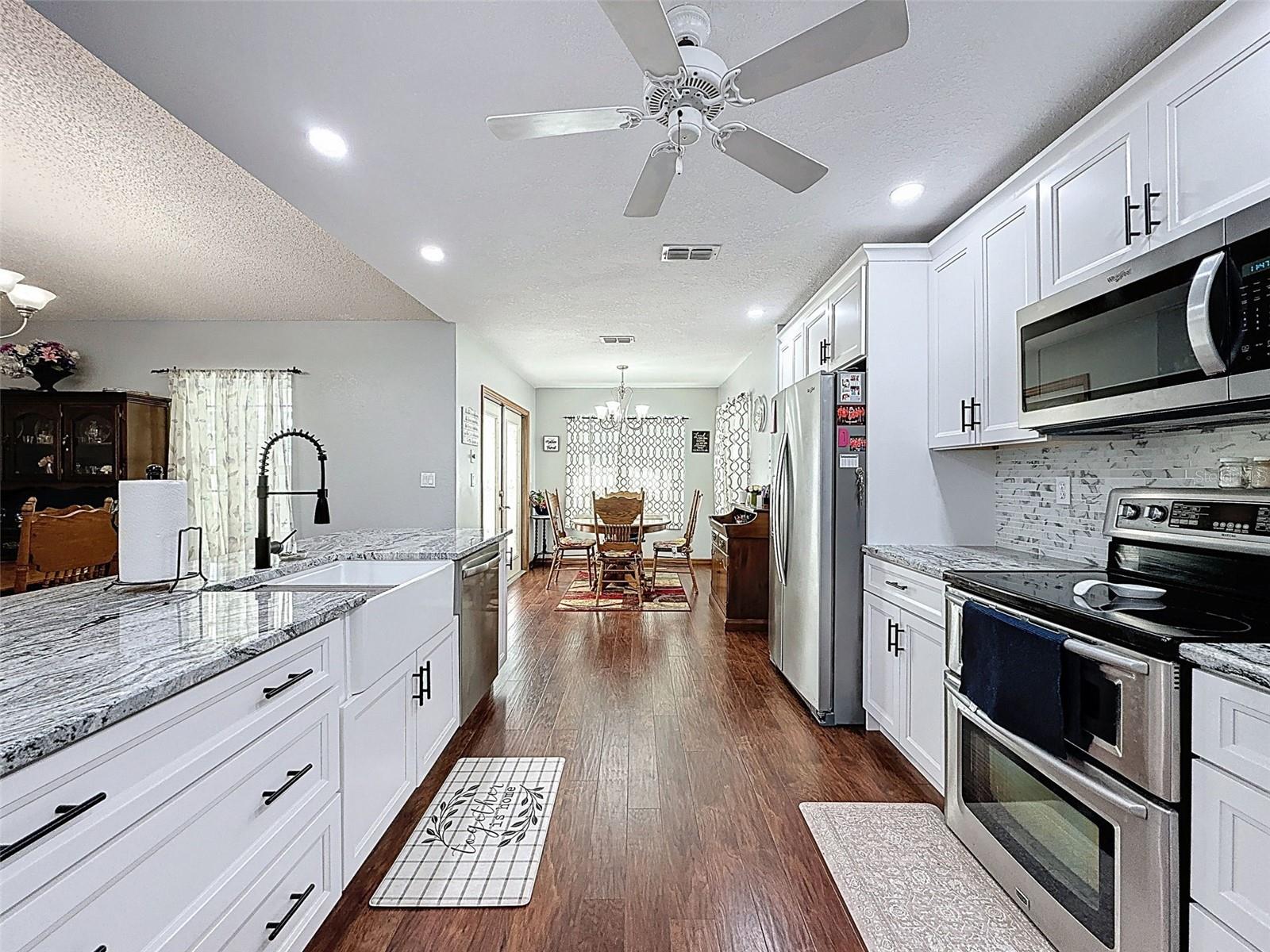 Listing photo id 9 for 2124 Little Peach Court