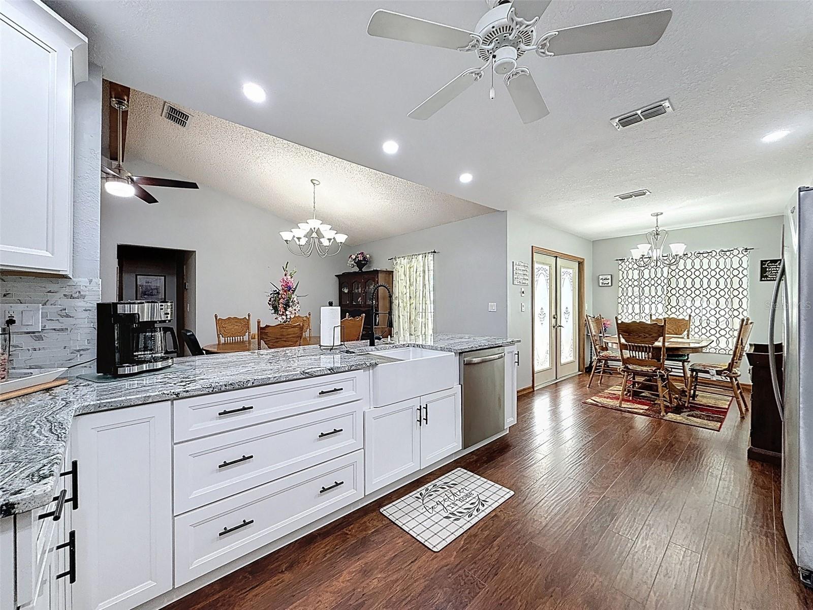Listing photo id 10 for 2124 Little Peach Court