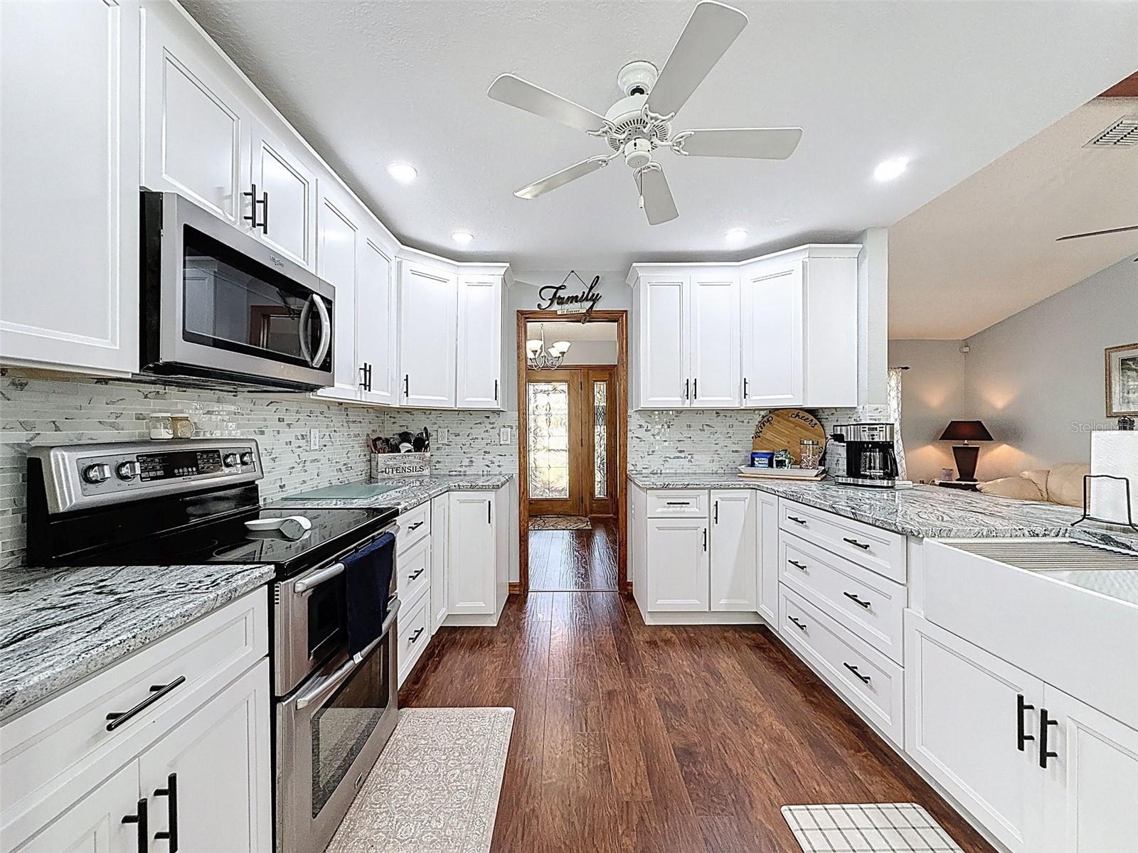 Listing photo id 12 for 2124 Little Peach Court