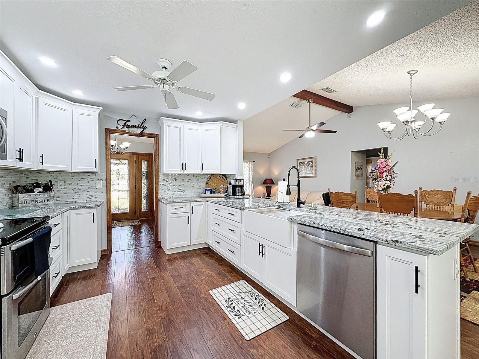 Listing photo id 13 for 2124 Little Peach Court