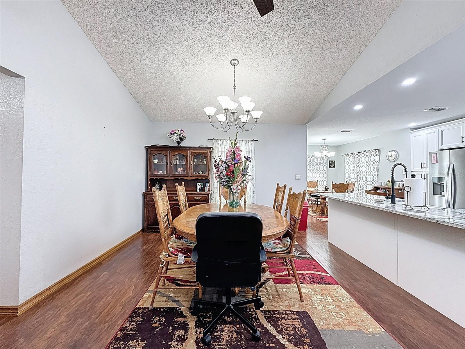 Listing photo id 14 for 2124 Little Peach Court