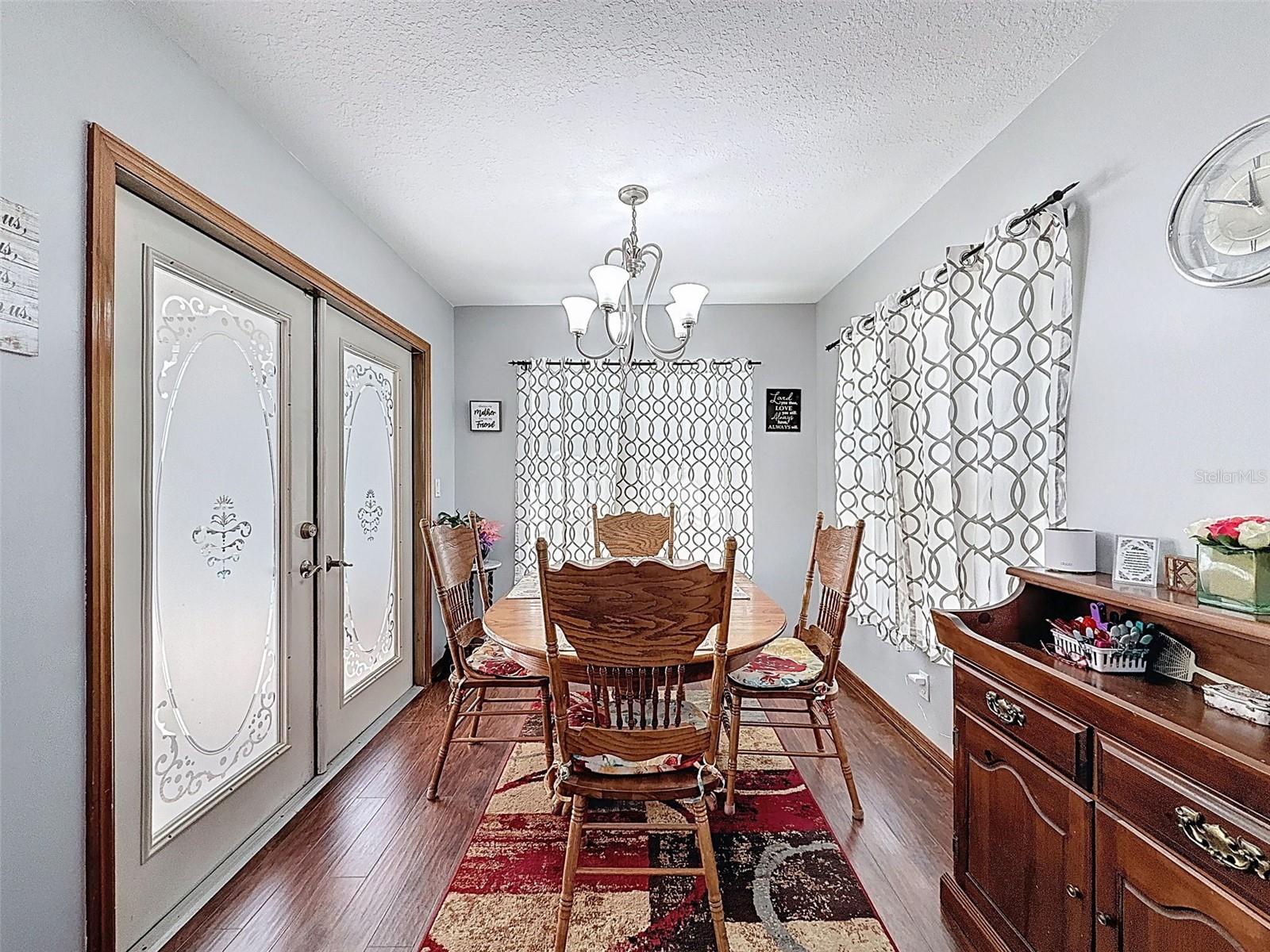 Listing photo id 17 for 2124 Little Peach Court