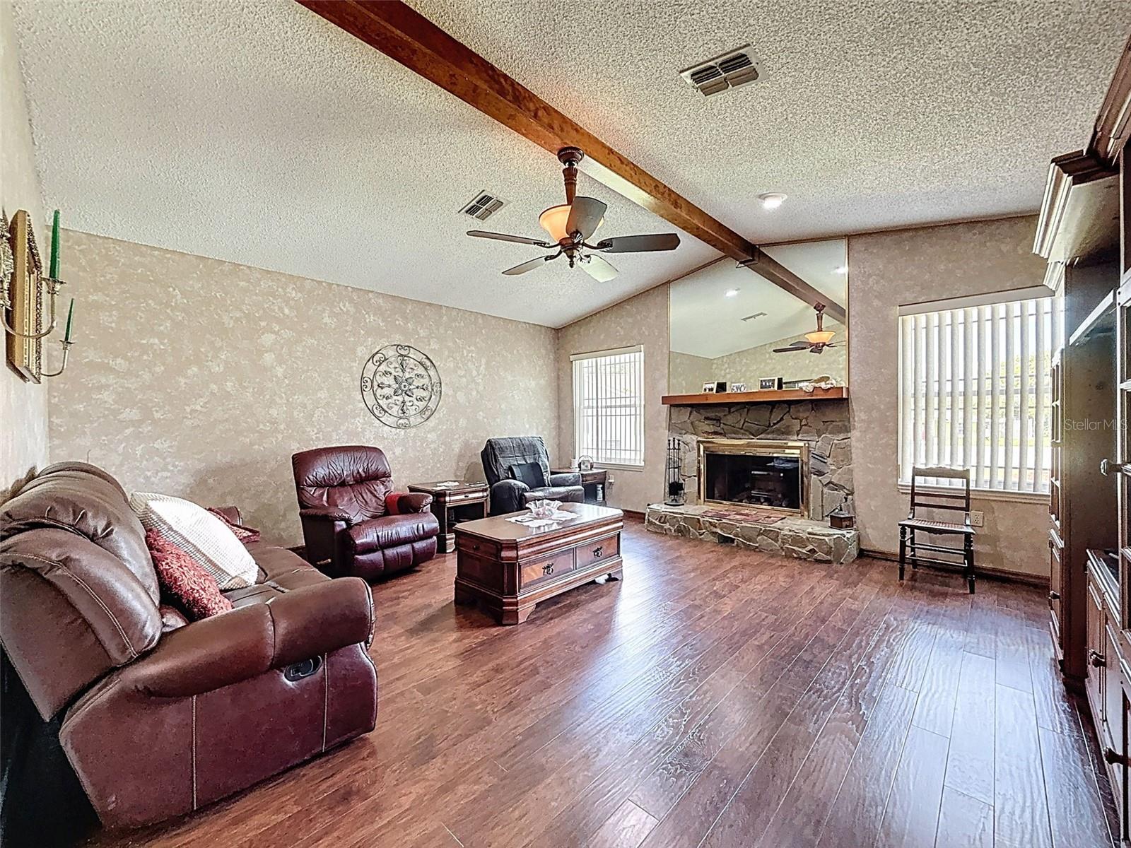 Listing photo id 20 for 2124 Little Peach Court