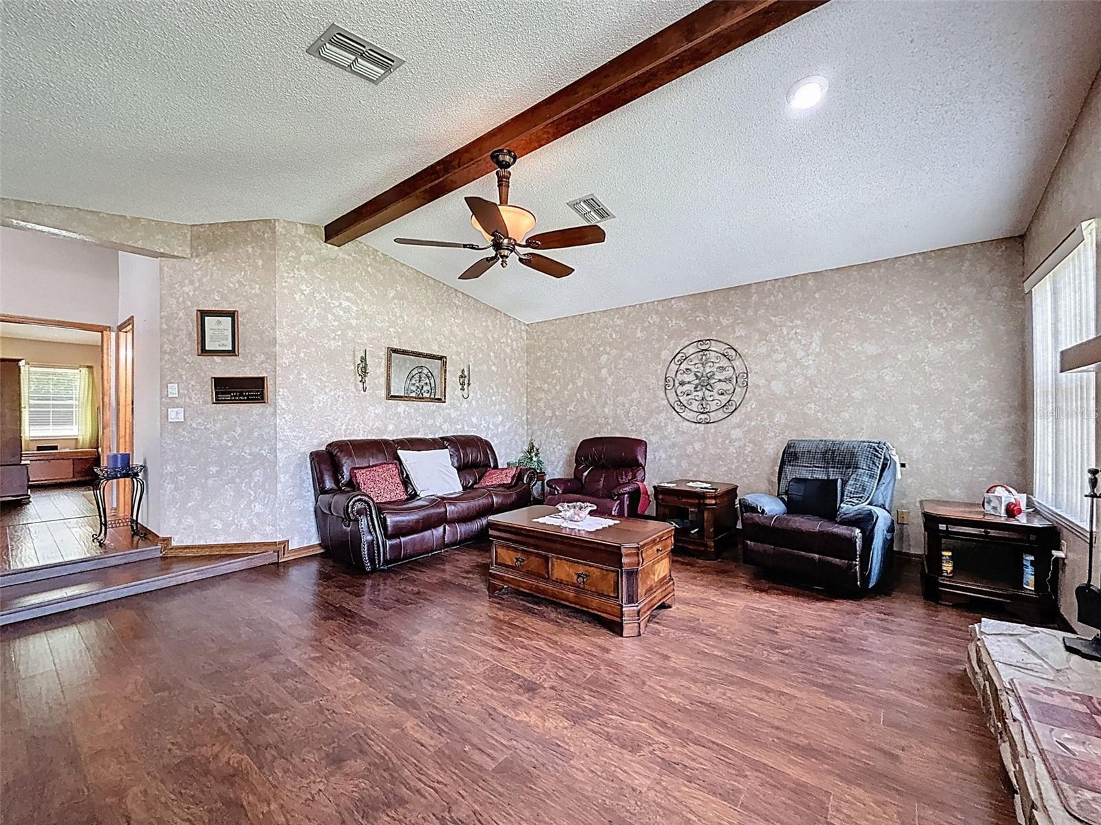 Listing photo id 21 for 2124 Little Peach Court