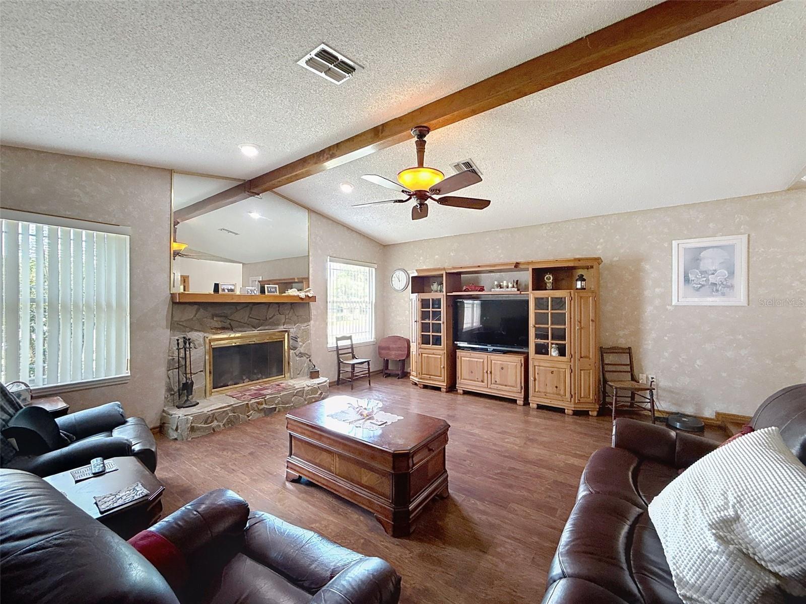 Listing photo id 22 for 2124 Little Peach Court