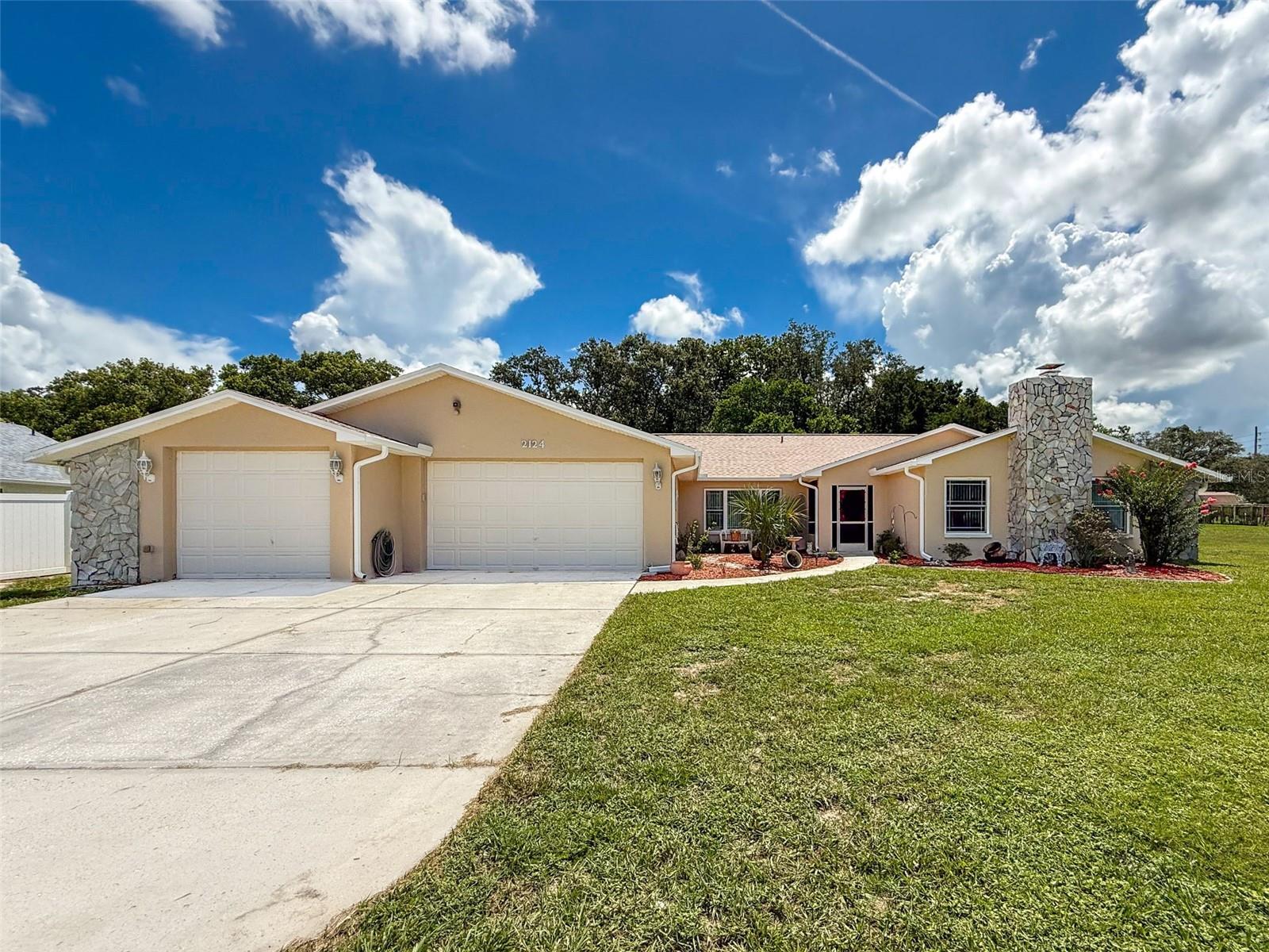 Listing photo id 1 for 2124 Little Peach Court