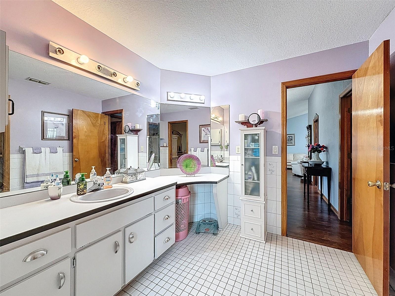 Listing photo id 28 for 2124 Little Peach Court