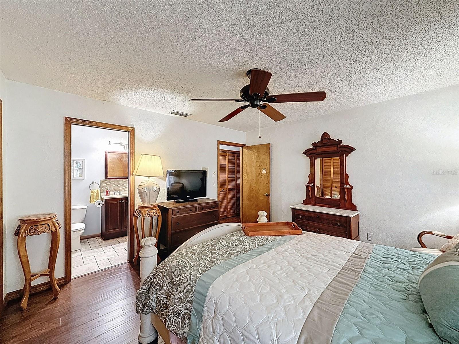 Listing photo id 32 for 2124 Little Peach Court