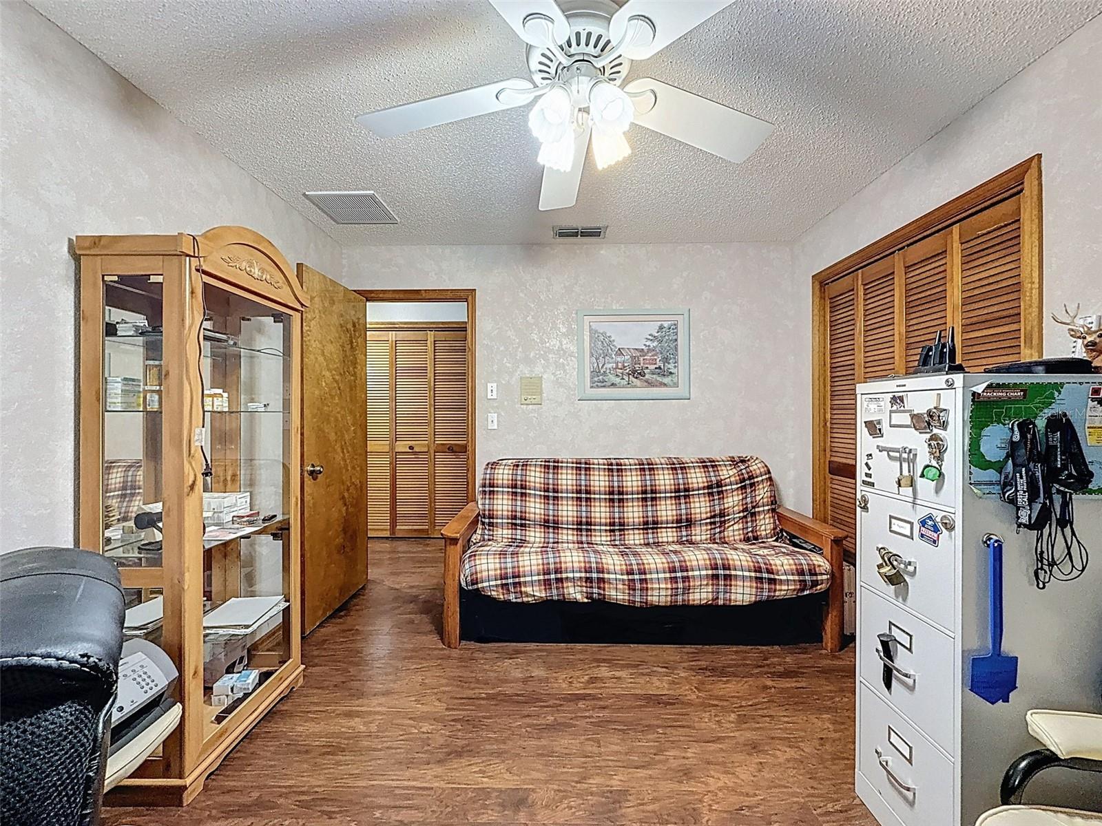 Listing photo id 35 for 2124 Little Peach Court