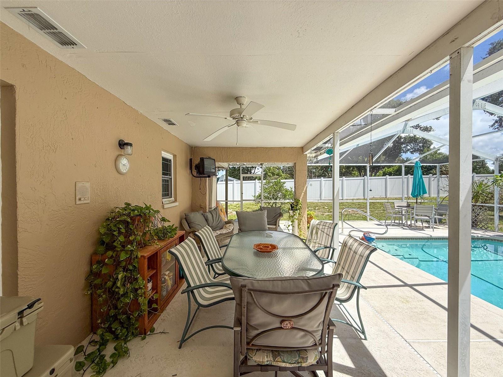 Listing photo id 37 for 2124 Little Peach Court