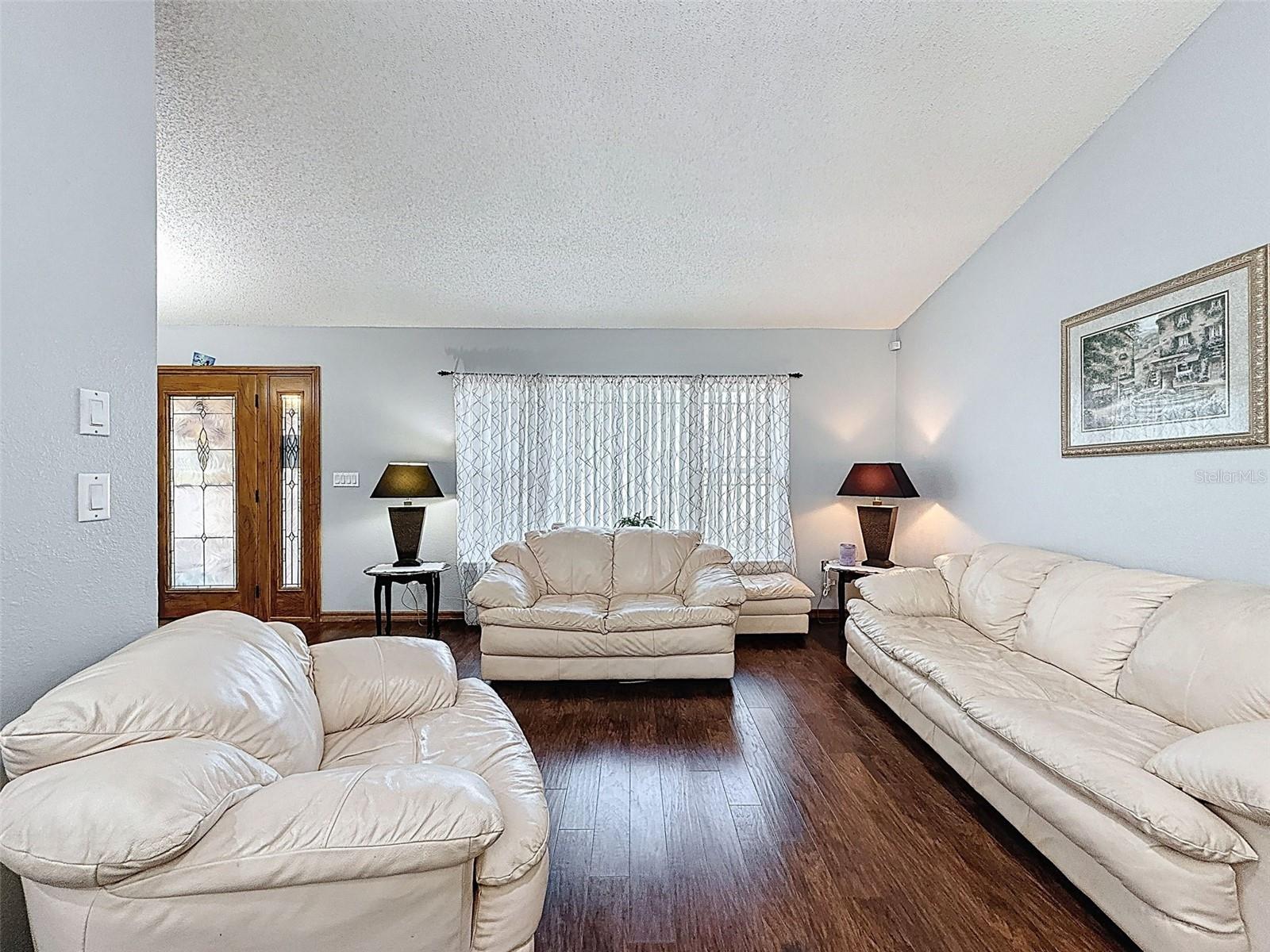 Listing photo id 6 for 2124 Little Peach Court