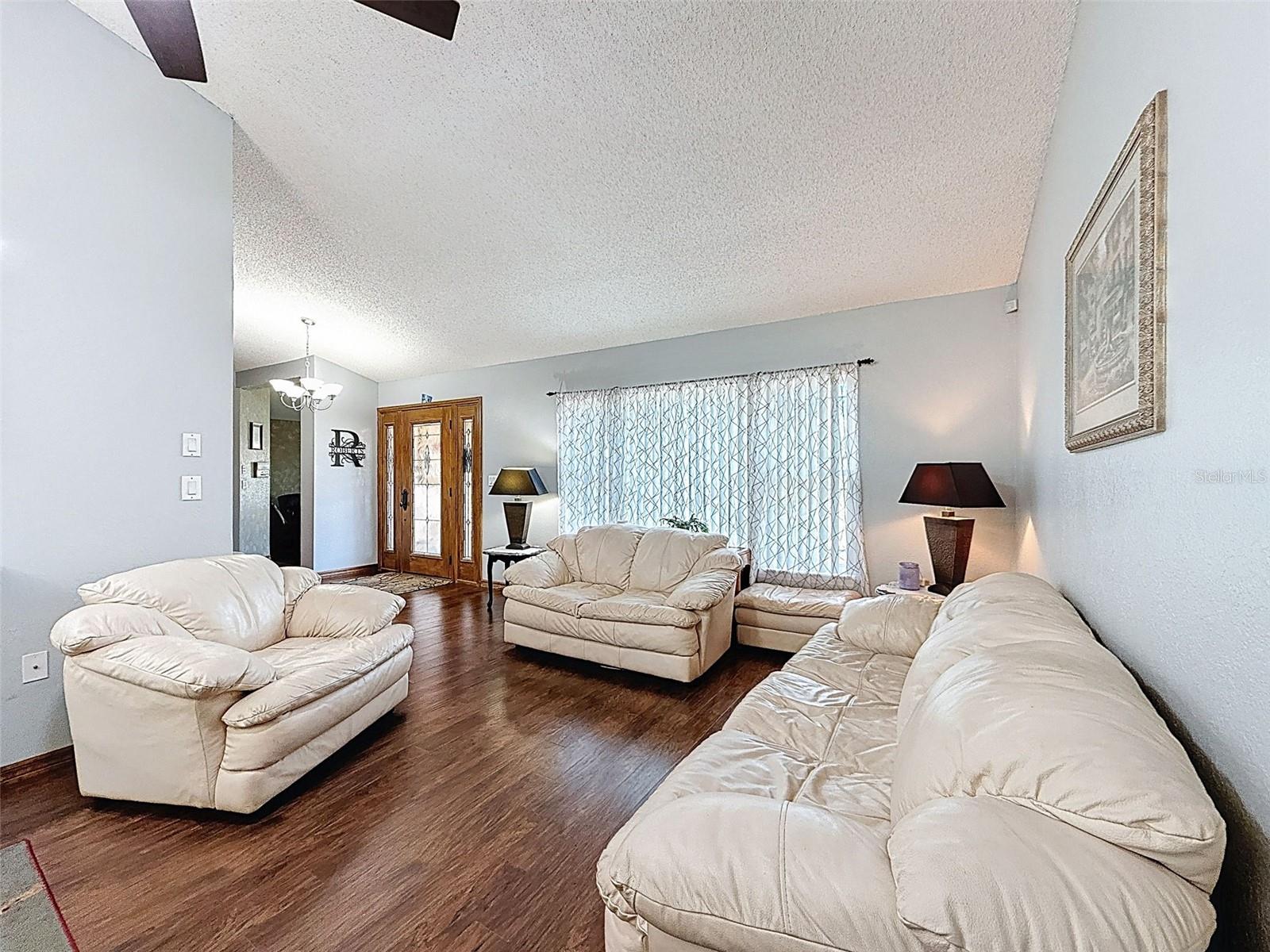 Listing photo id 7 for 2124 Little Peach Court