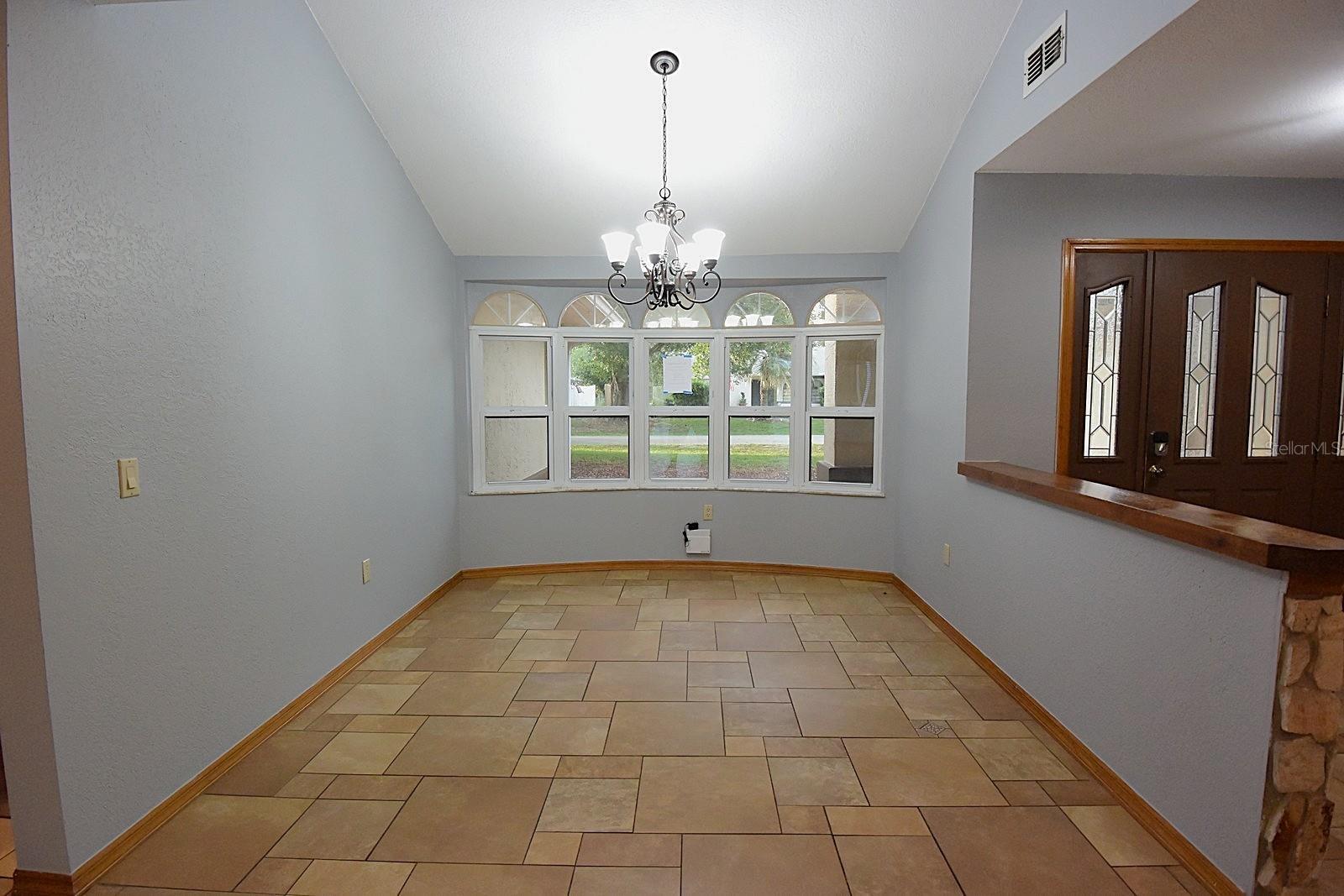 Image 15 of 76 For 370 Telford Court