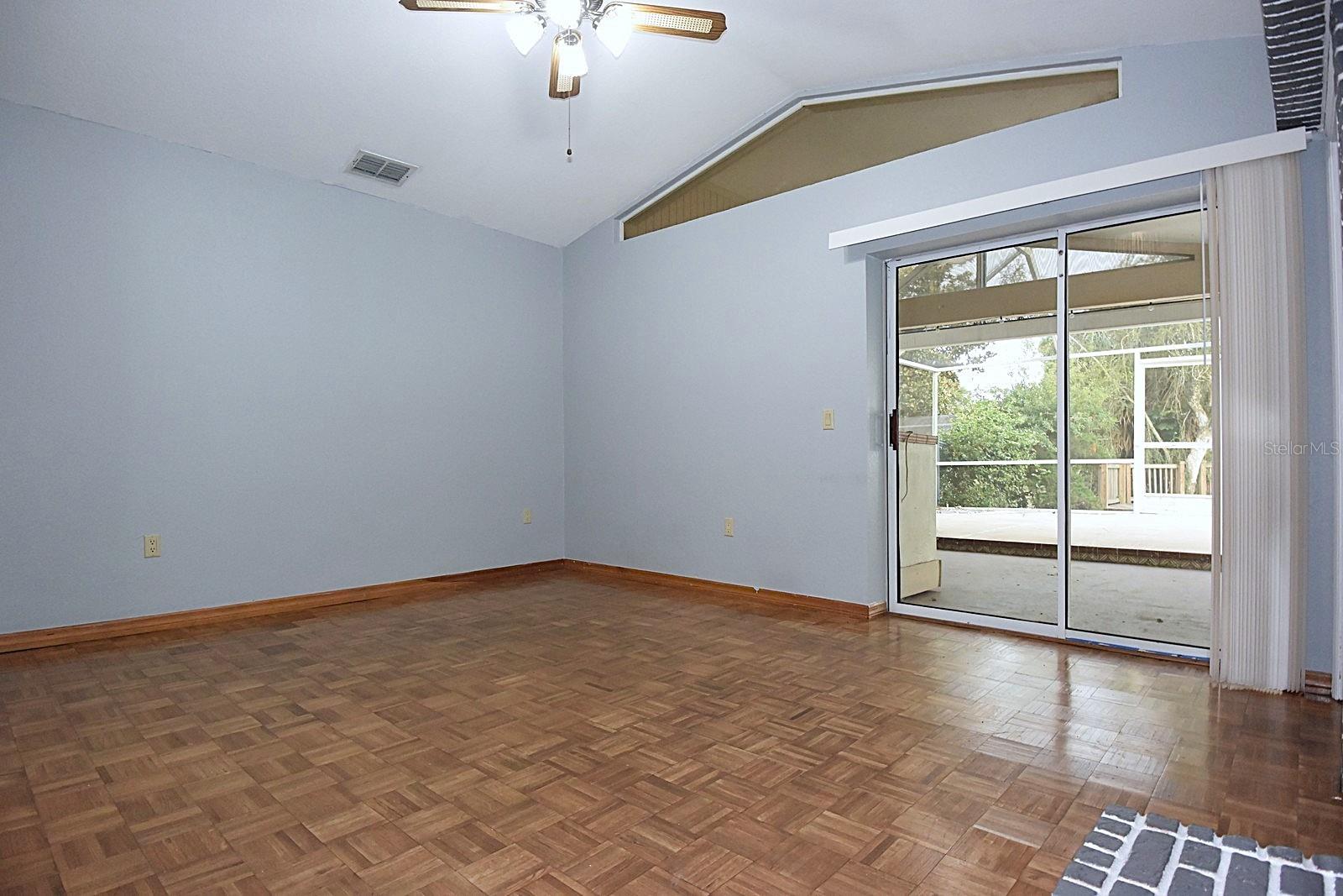 Image 18 of 76 For 370 Telford Court