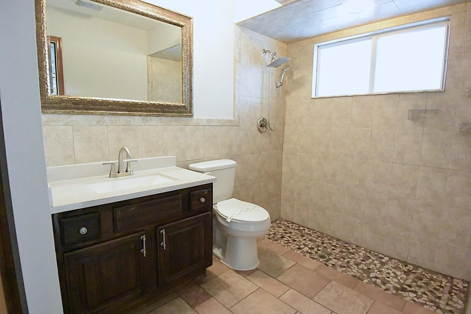 Image 19 of 76 For 370 Telford Court