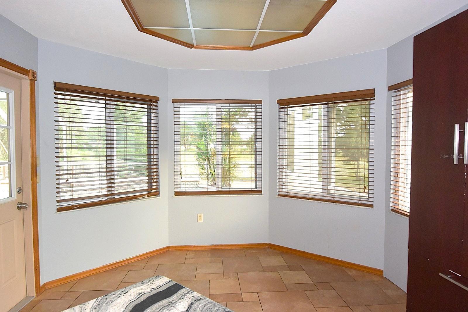 Image 21 of 76 For 370 Telford Court