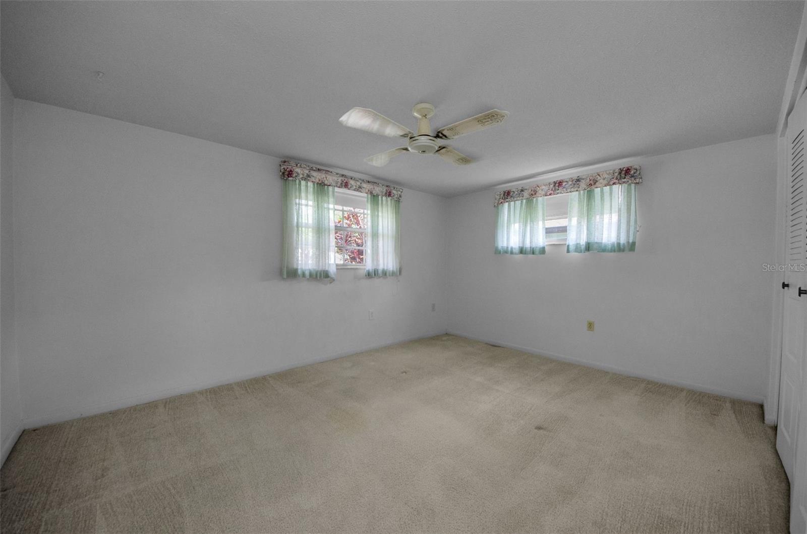 Listing photo id 9 for 7812 Cherrytree Lane