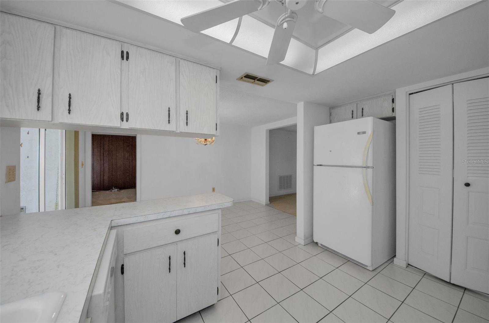 Listing photo id 3 for 7812 Cherrytree Lane