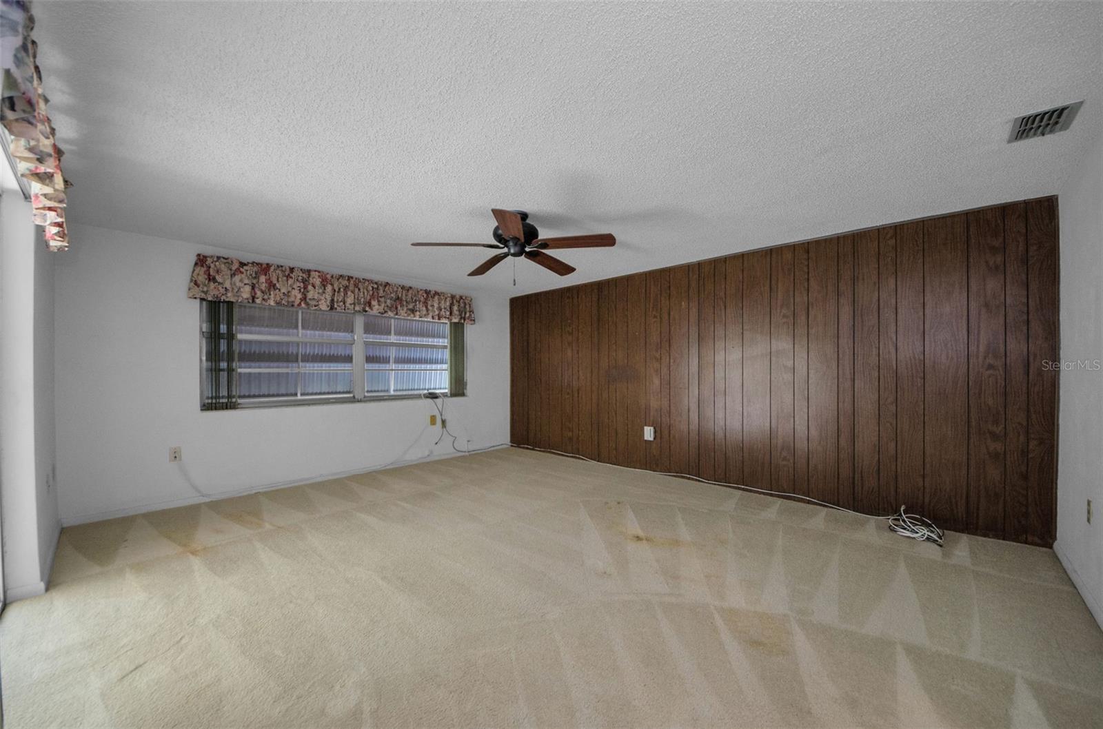 Listing photo id 4 for 7812 Cherrytree Lane