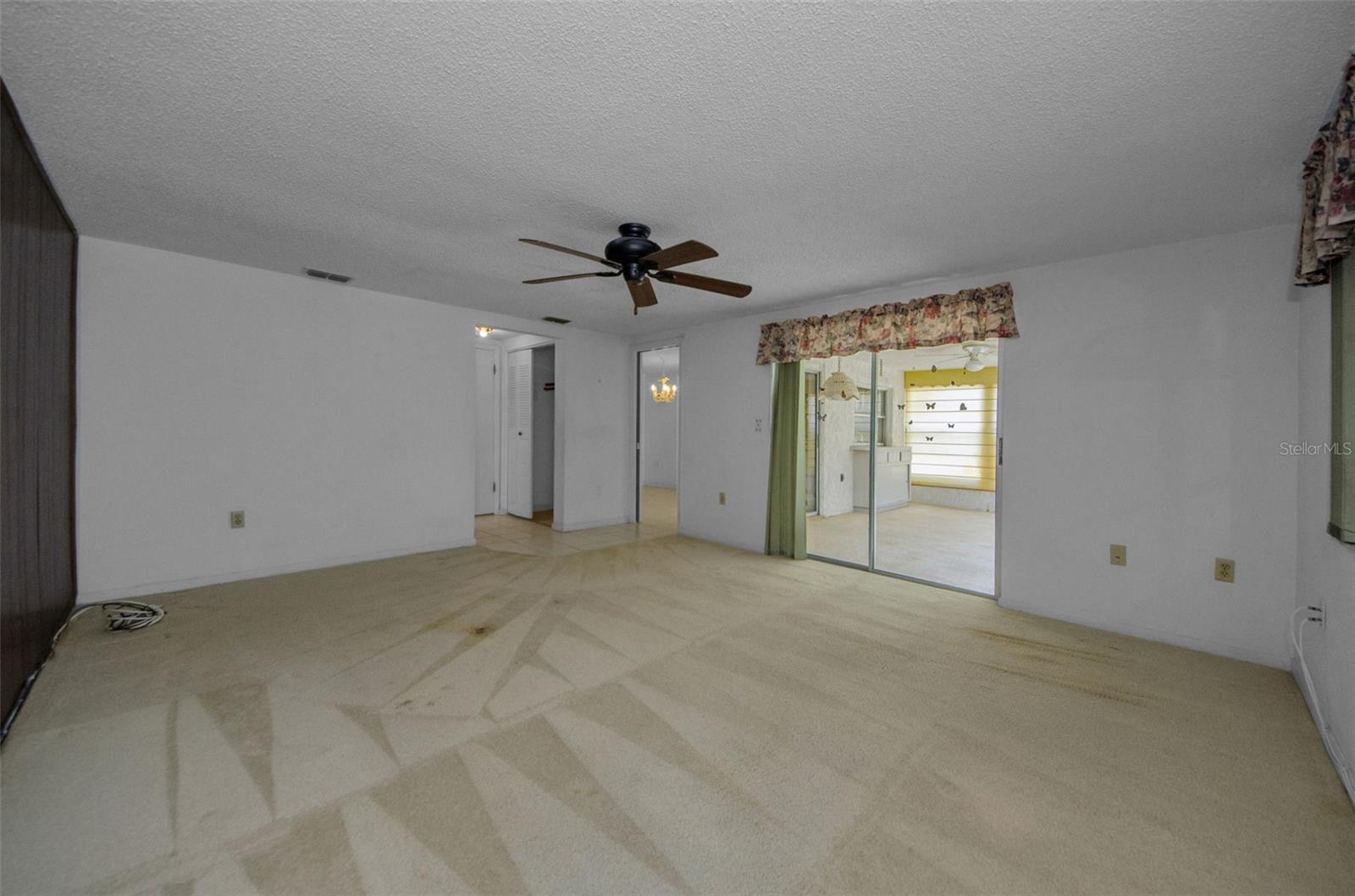 Listing photo id 6 for 7812 Cherrytree Lane