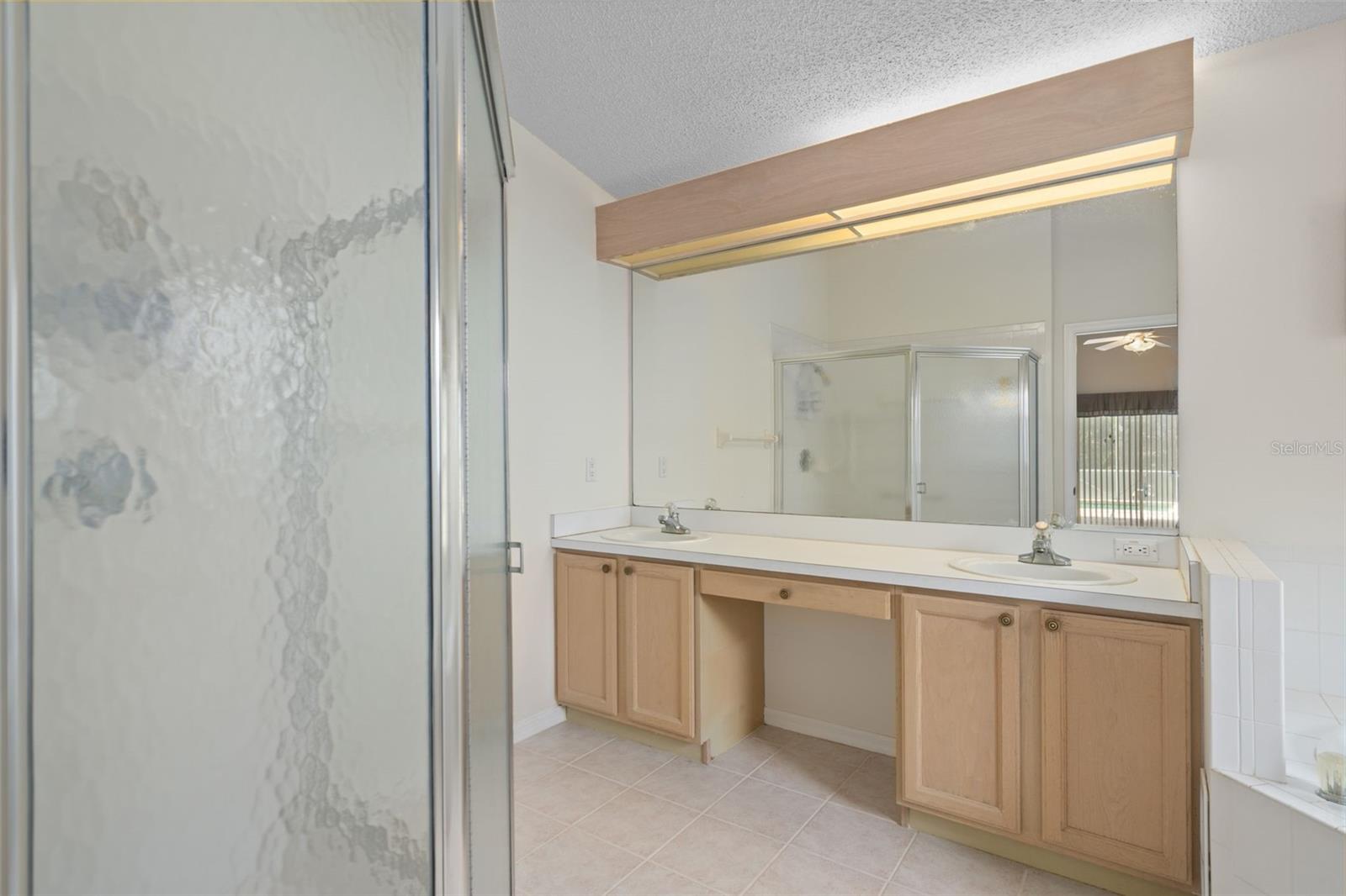 Listing photo id 11 for 14517 Pimberton Drive