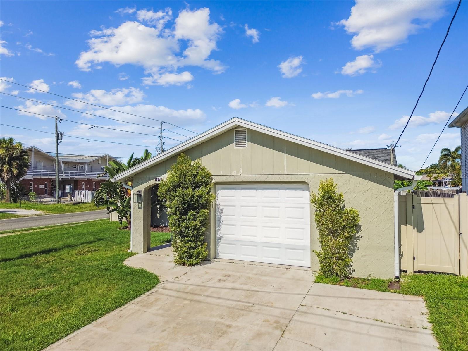 Image 77 of 93 For 13727 Coco Avenue