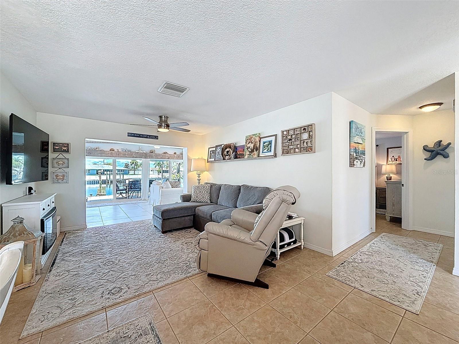 Listing photo id 5 for 12817 2nd Isle