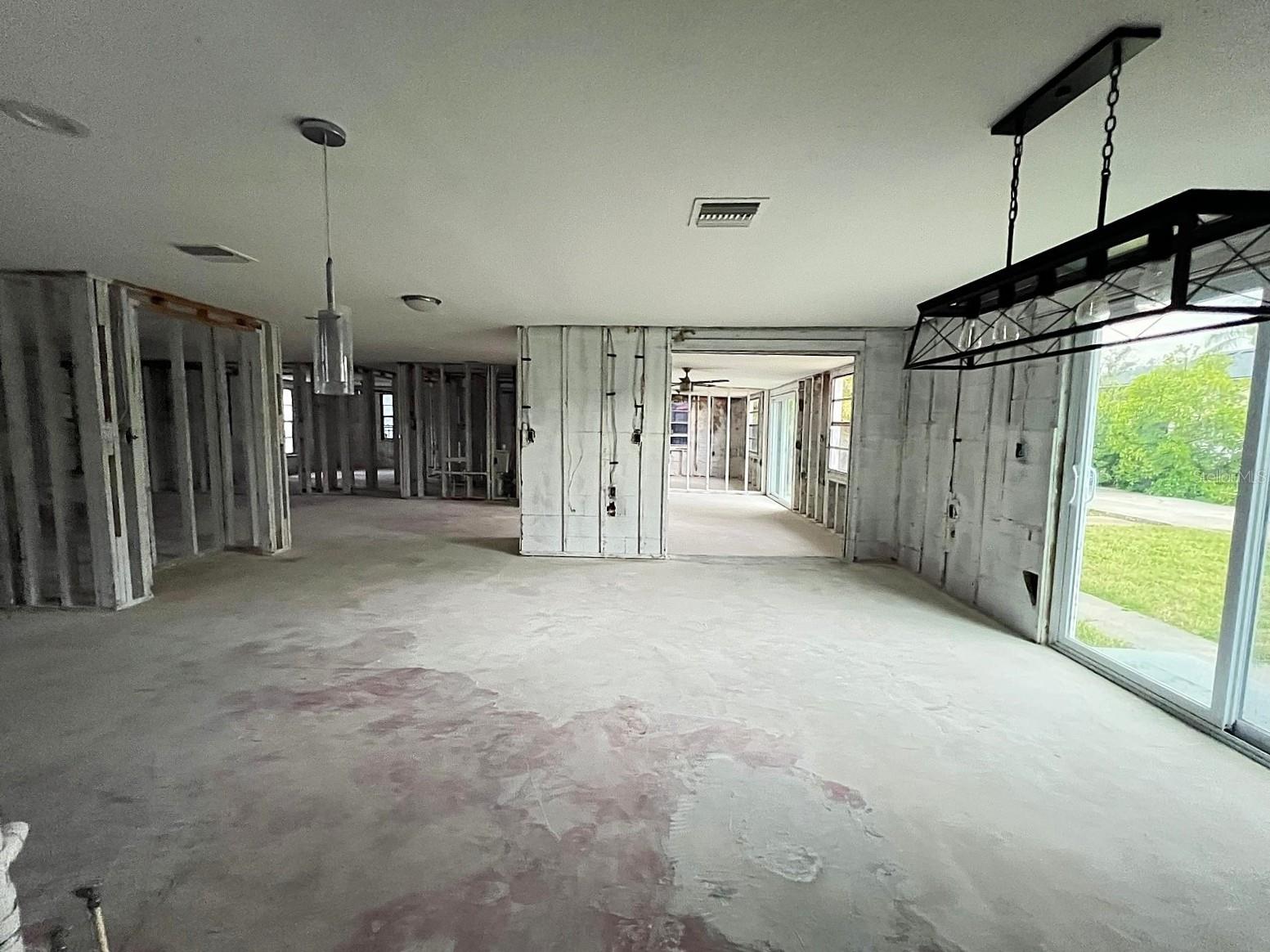 Listing photo id 2 for 5435 Quist Drive