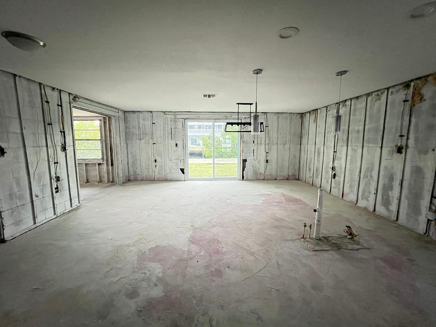 Listing photo id 3 for 5435 Quist Drive