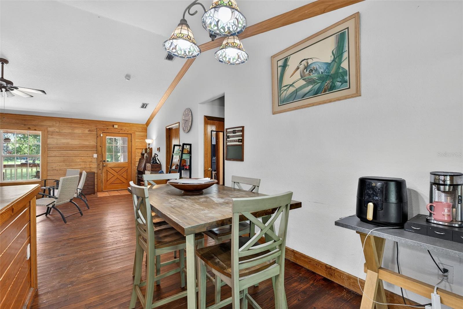 Listing photo id 8 for 10319 Chip Lane