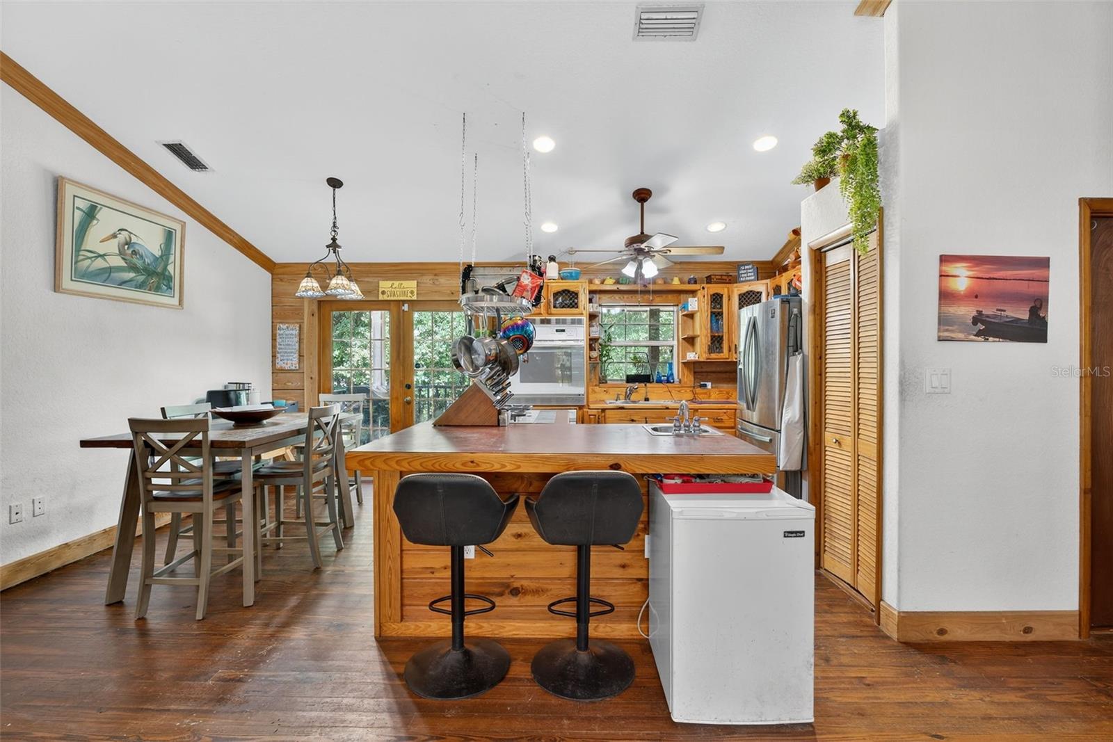 Listing photo id 10 for 10319 Chip Lane