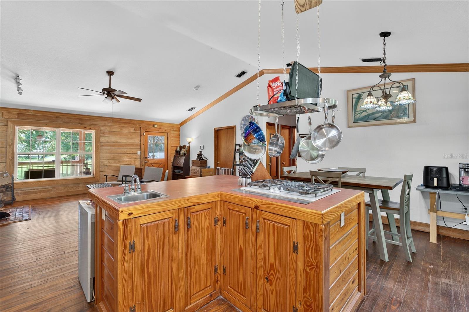Listing photo id 12 for 10319 Chip Lane