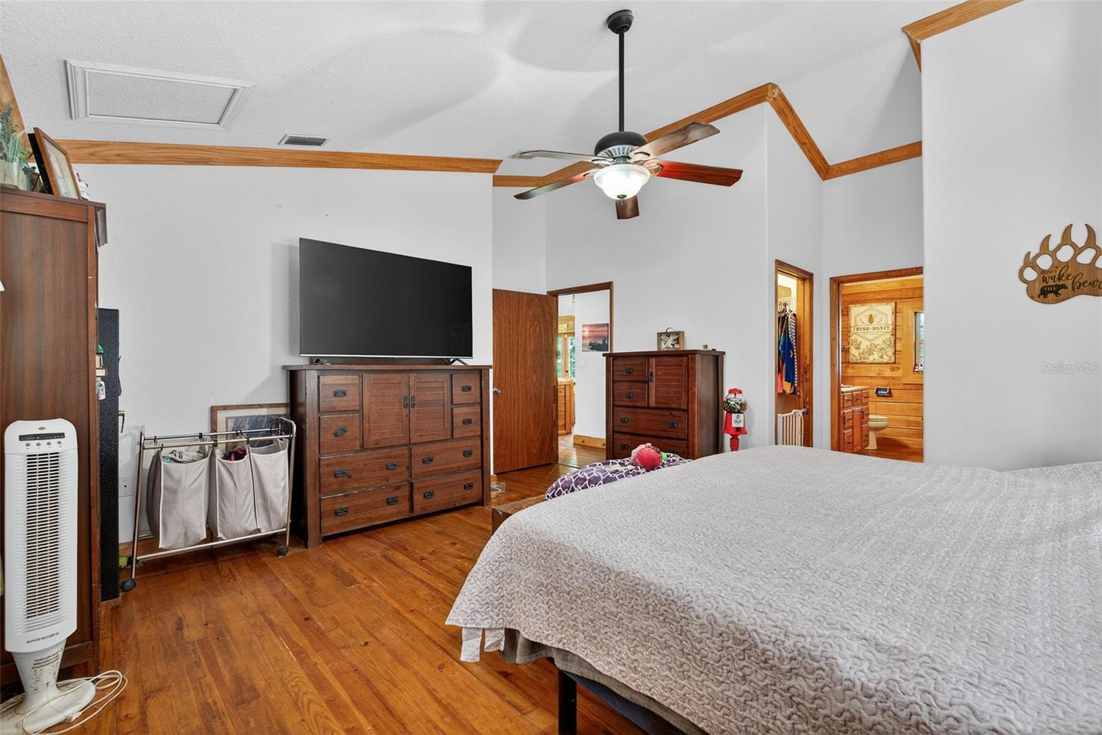 Listing photo id 16 for 10319 Chip Lane