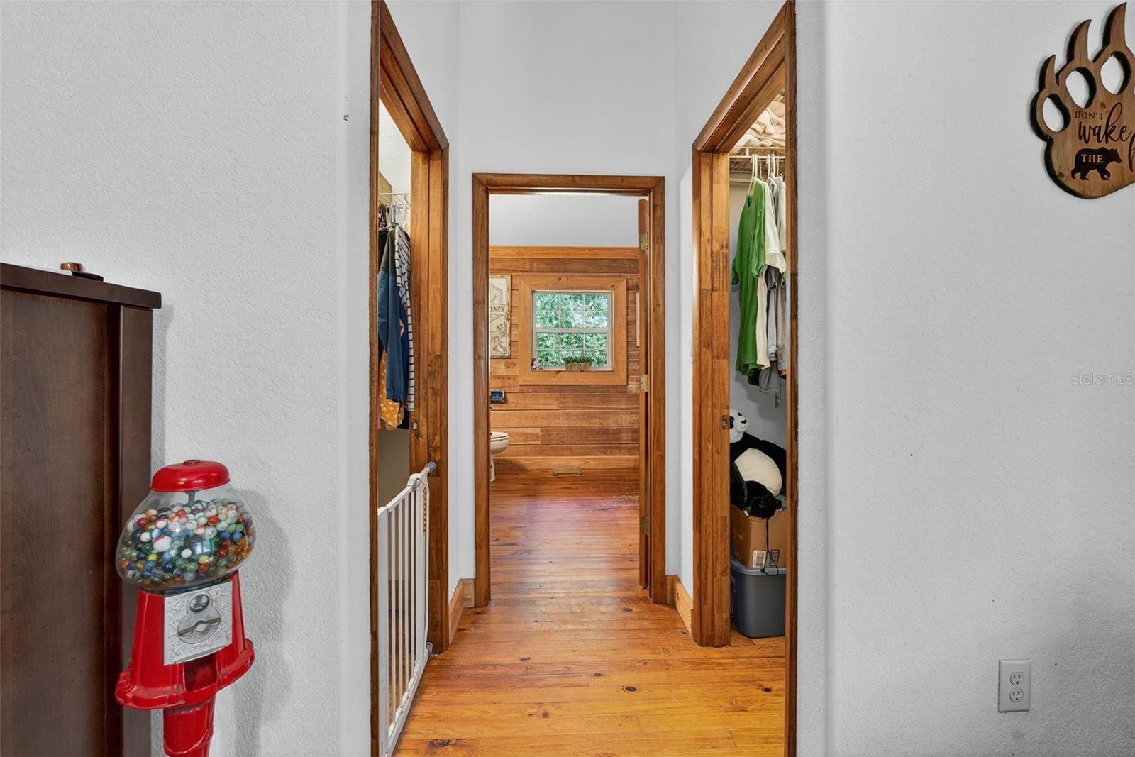 Listing photo id 17 for 10319 Chip Lane