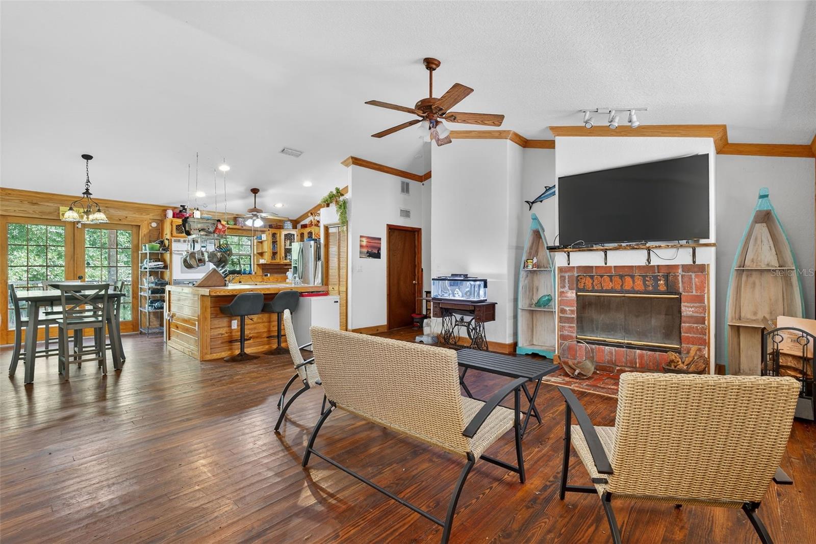 Listing photo id 5 for 10319 Chip Lane