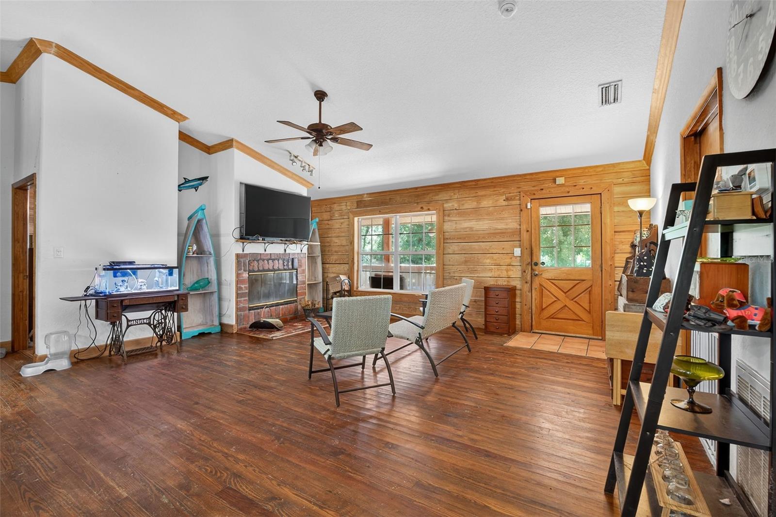 Listing photo id 6 for 10319 Chip Lane