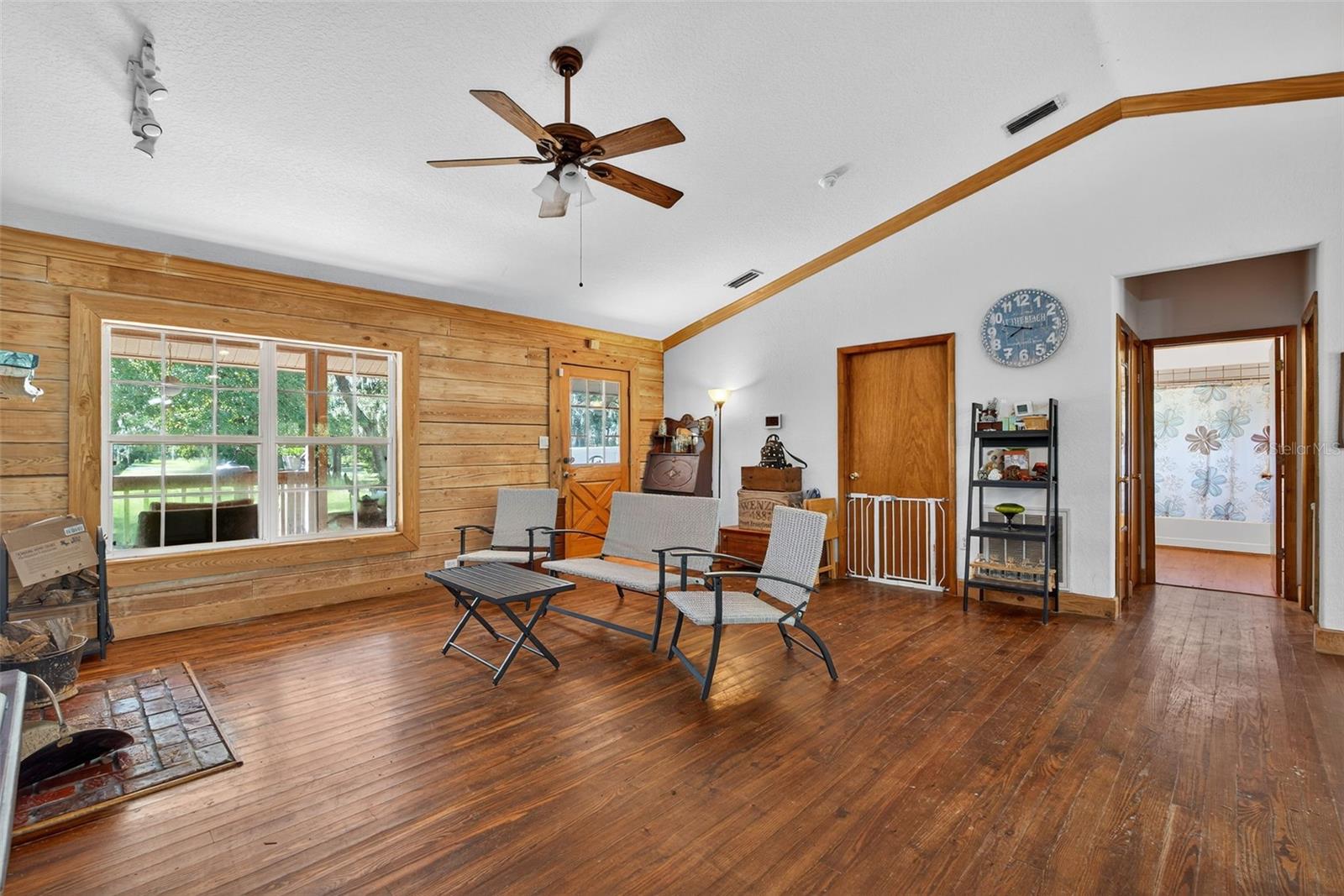 Listing photo id 7 for 10319 Chip Lane