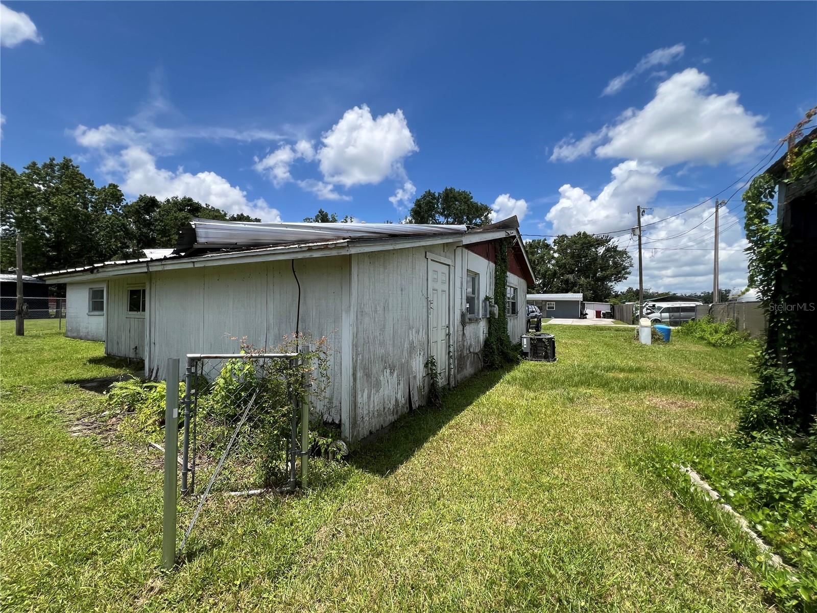 Listing photo id 6 for 3502 Liles Lane