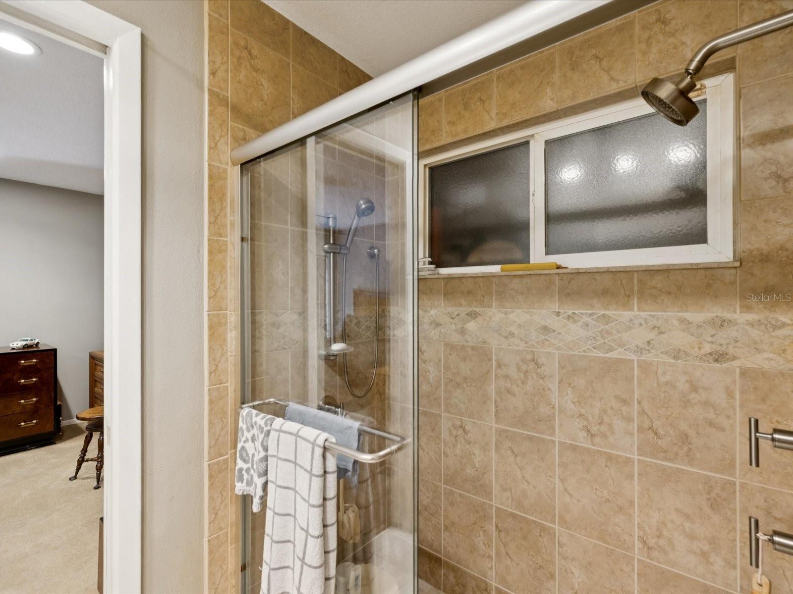 Image 17 of 45 For 827 Creekside Lane