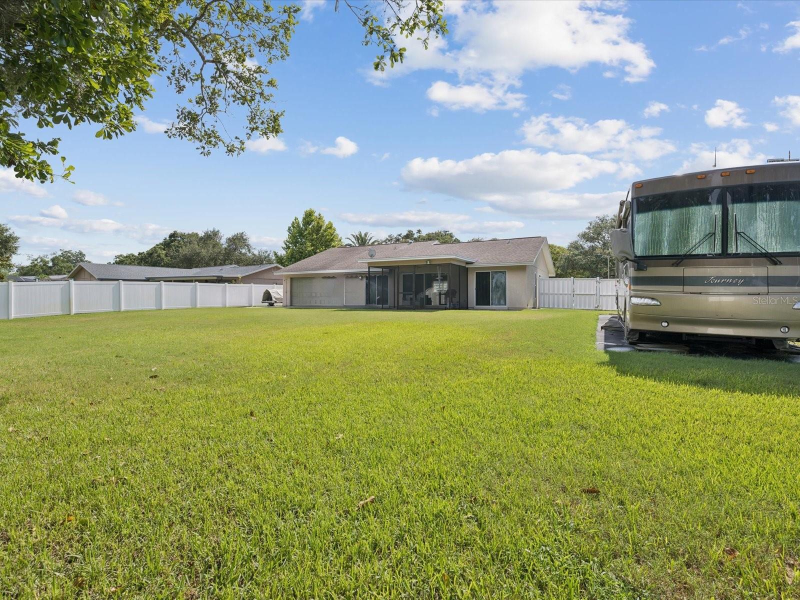 Image 33 of 45 For 827 Creekside Lane
