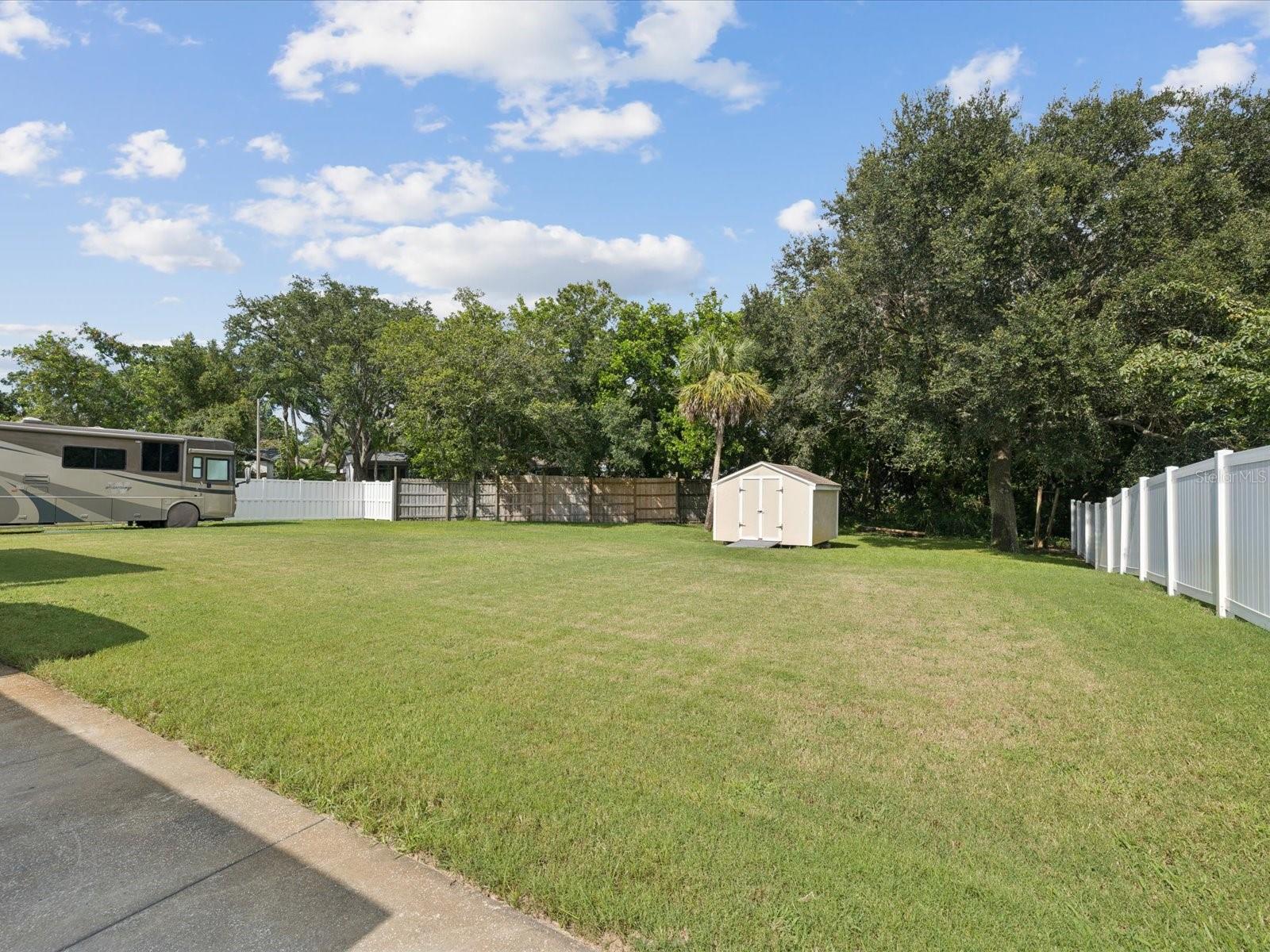 Image 35 of 45 For 827 Creekside Lane