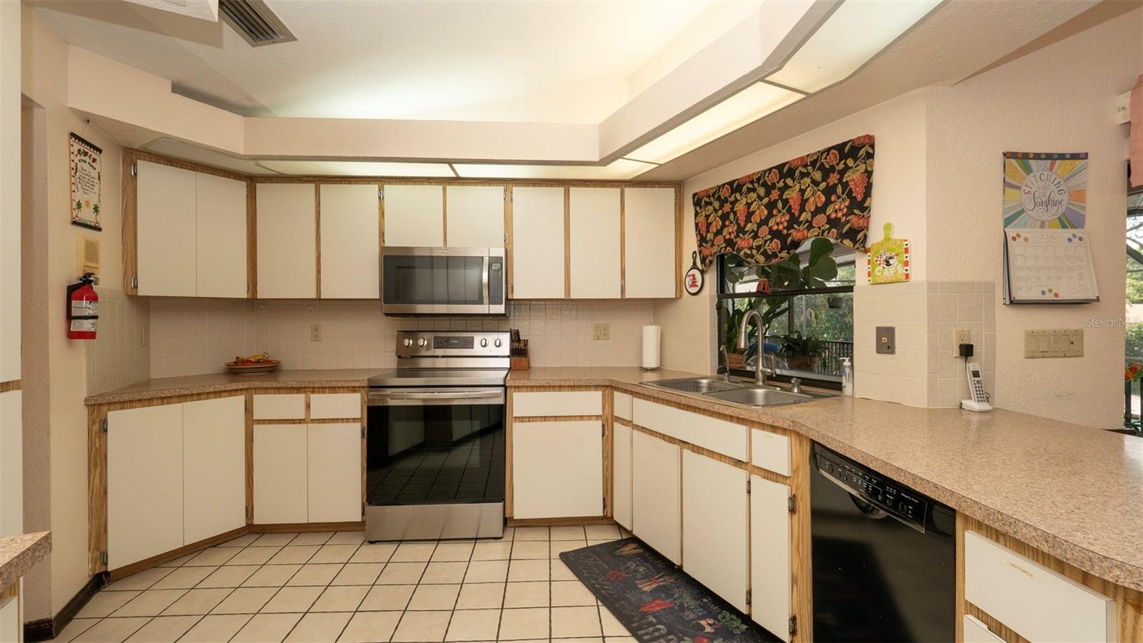 Image 11 of 51 For 7488 Birdland Crescent