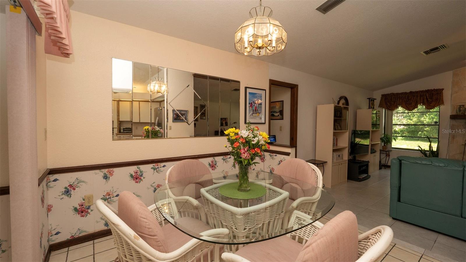 Image 15 of 51 For 7488 Birdland Crescent